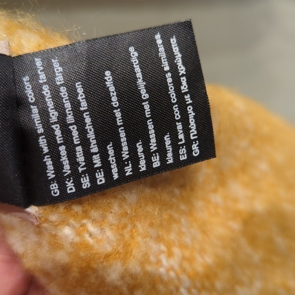 Unmade Copenhagen Sweater Blanket Scarf Wrap Fringe Acrylic Denmark - Picture 8 of 8